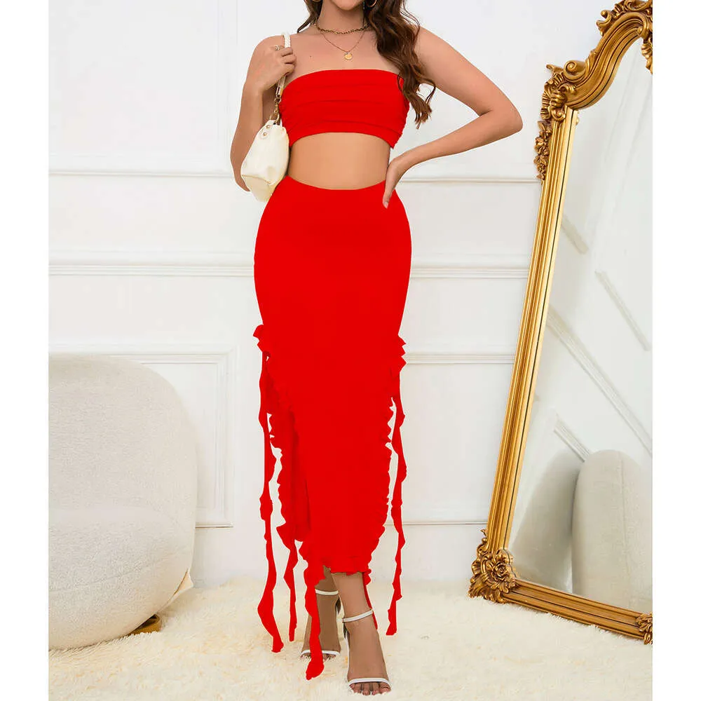 red jellyfish dress Inspired by the luminous pink jellyfish of the Balearic Sea, this gown radiates with a hypnotic gradient that drifts from soft ivory to deep coral red. The sculpted bodice gives way to