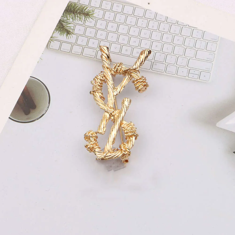 Individualiteit Goud vergulde merkontwerper Letters Broche Fashion beroemde vrouwen Legering Letter Pearl luxe koppels Crystal Rhinestone Suit Pin Pin Sieraden Love Cadeau