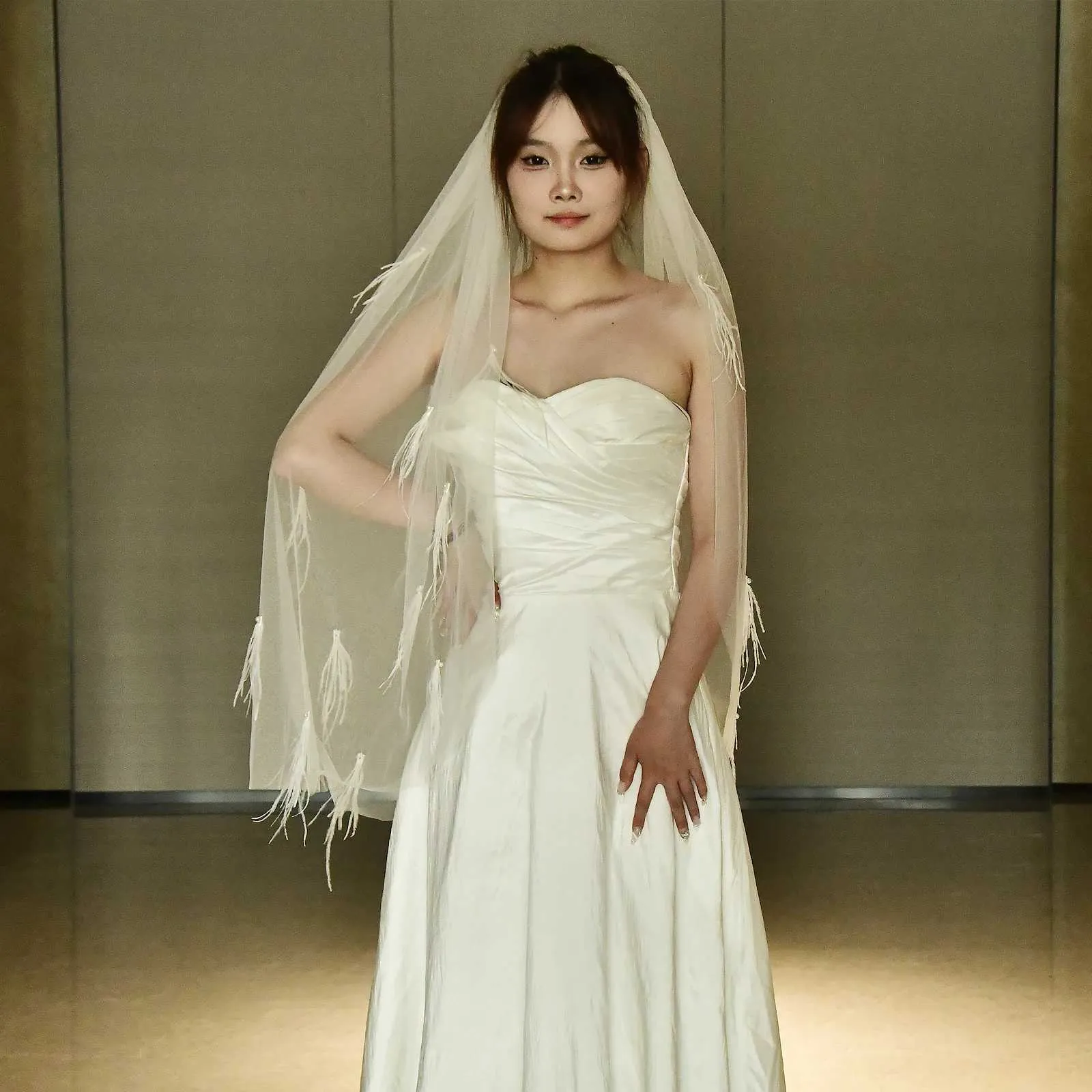 Brautschleier Mit Perlen Und Federn Aus Tüll Für Die Hochzeit_voghion.com