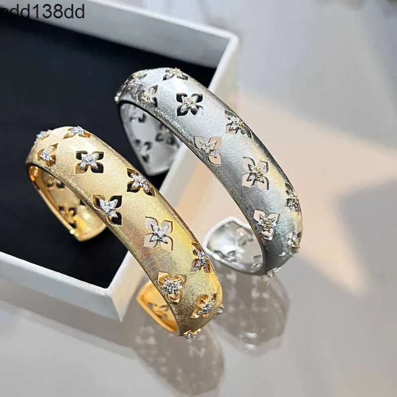 Bracelets de charme Italie Luxury Brand Clover Designer Bracelet Brangle Boucles Bouilles Collier Bijoux Set Handmade Palace Style Hollow 18K Gold Craft Ring Colliers B
