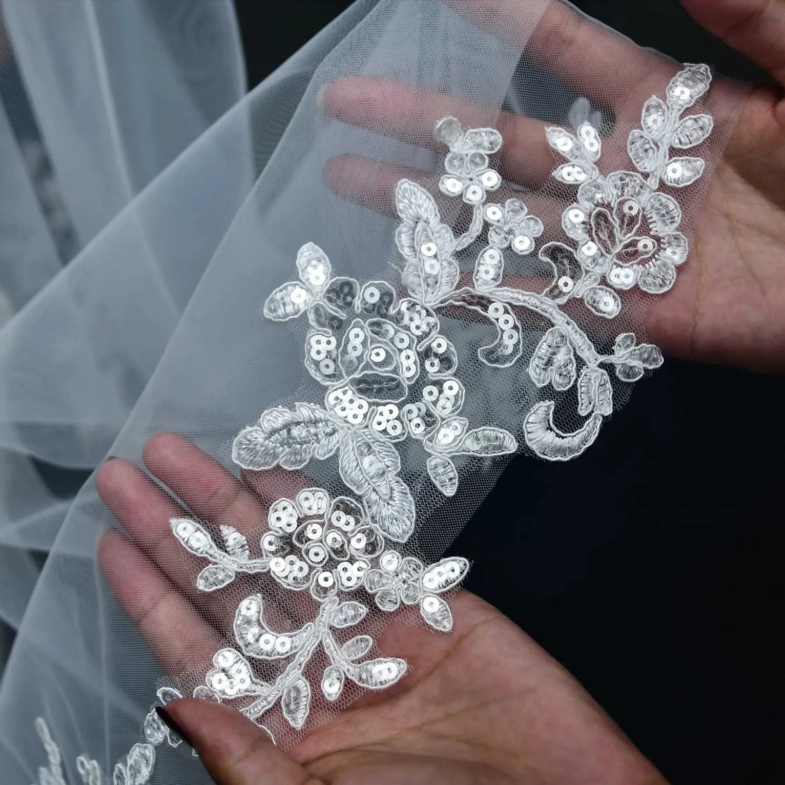 Bijoux de cheveux V47 Voiles de mariée courts Bord cathédrale Longueur Voile de mariage avec peigne Bordure en dentelle florale françaiseNuptiale_voghion.com