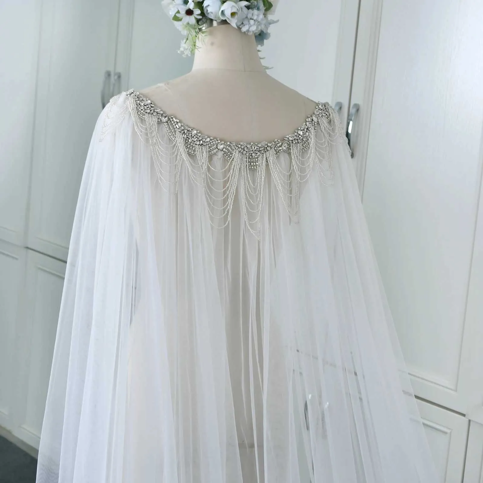 Cappa da sposa perlinata con strass e velo per abito da cerimonia_voghion.com