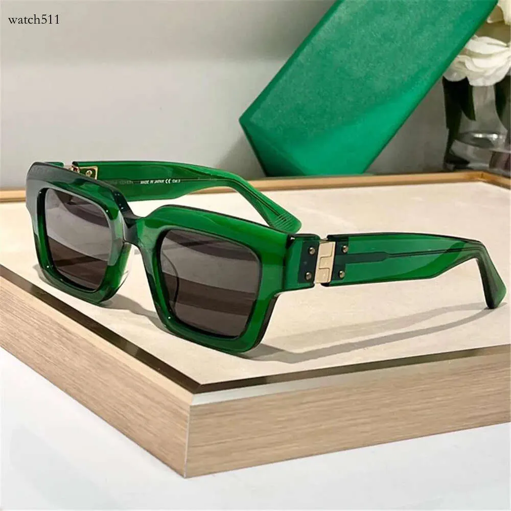 Lunettes de soleil de mode pour hommes Femmes Summer 1230 Designer Élégant High Street Style Anti-Ultraviolet Retro Plate CR39 Square Acetate Big Full Fild Lunes Random