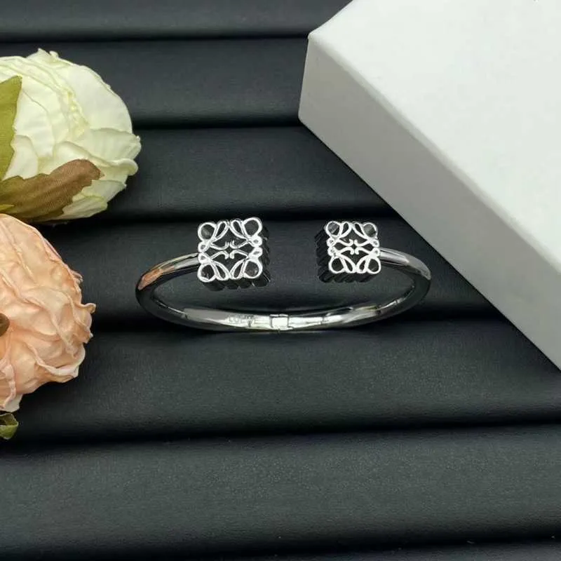 pulseira de pulseira Luo Família Hollow Out Square Bracelet Ornamentos com Luxo leve e Sense Avançado Sense Popular Love Design Trend Bracelets Designer