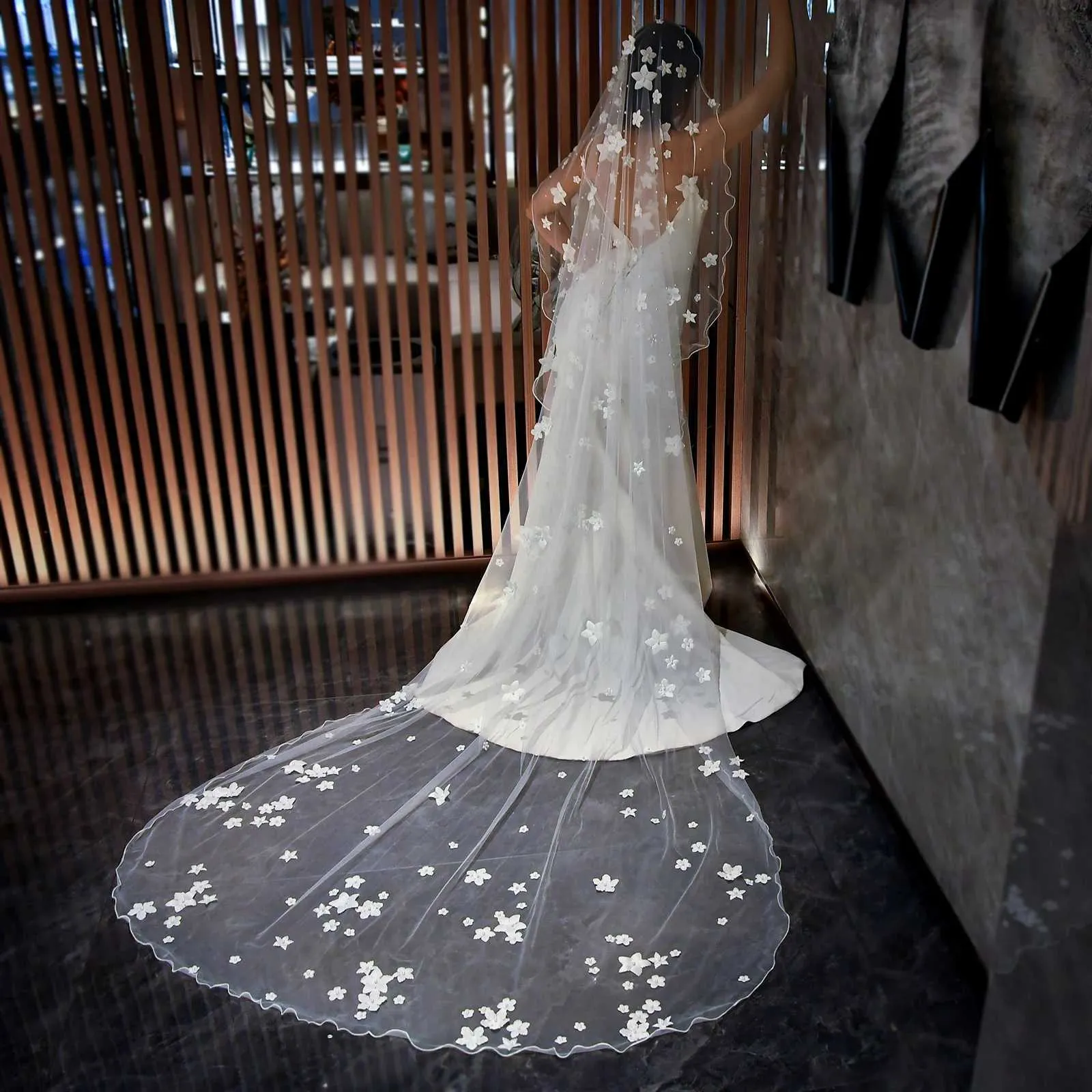 Svadobné šperky M28, dlhý závoj, katedrálový svadobný závoj, 1 úroveň, hviezdicové aplikácie, perly, korálkové ozdoby, ceruzkový okraj_voghion.com