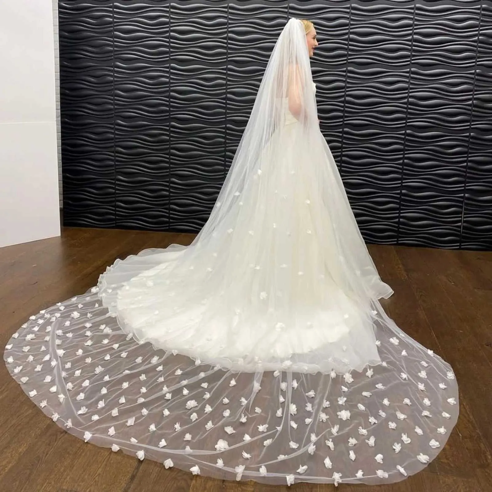 Long Cathedral Bridal Veil With 3d Flowers And Comb For Wedding_voghion.com