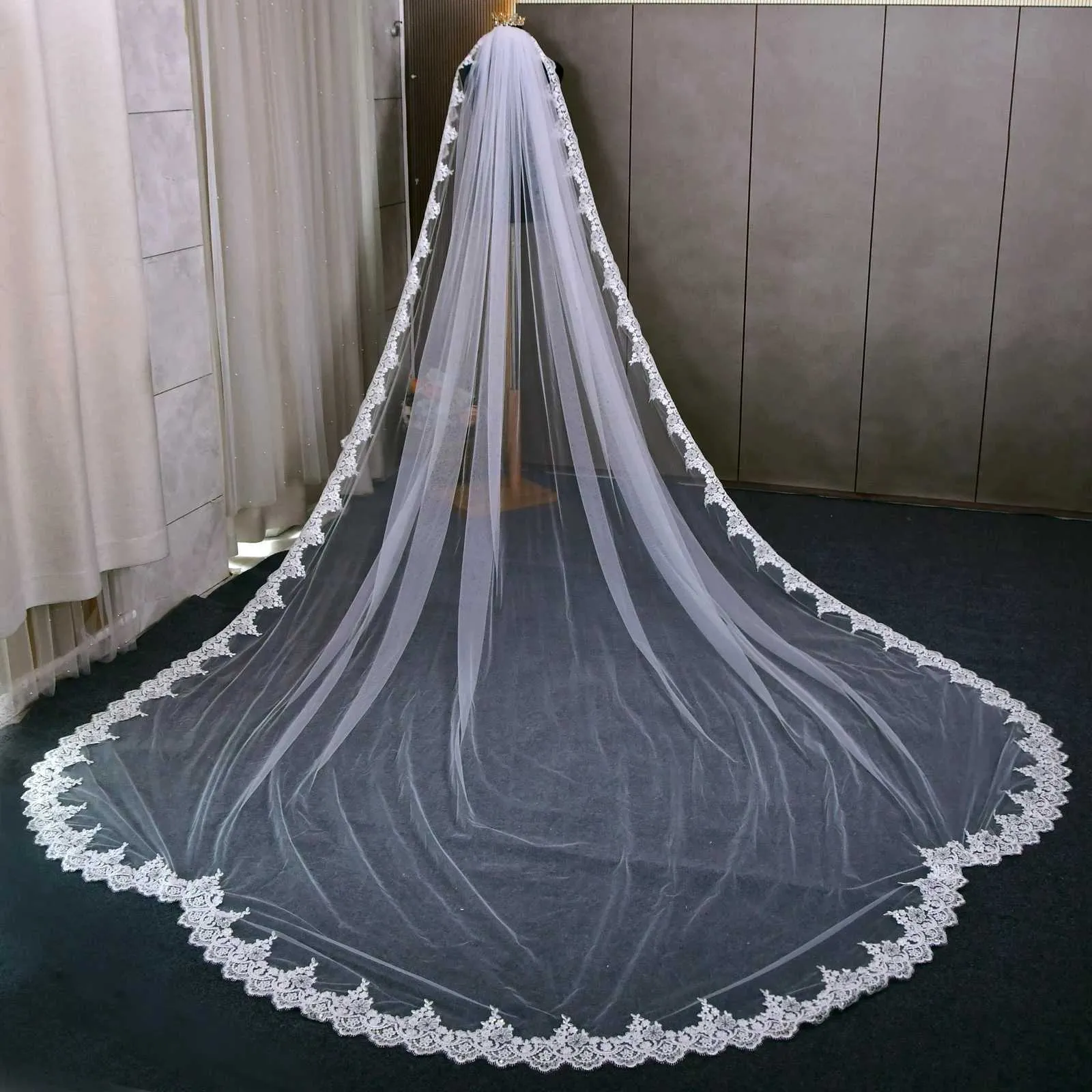 Hair Jewelry V152 Wide Veil Long Cathedral Bridal Veils 1 Tier 3M Lace Appliques Scalloped Edge Mantilla Tulle Wedding_voghion.com