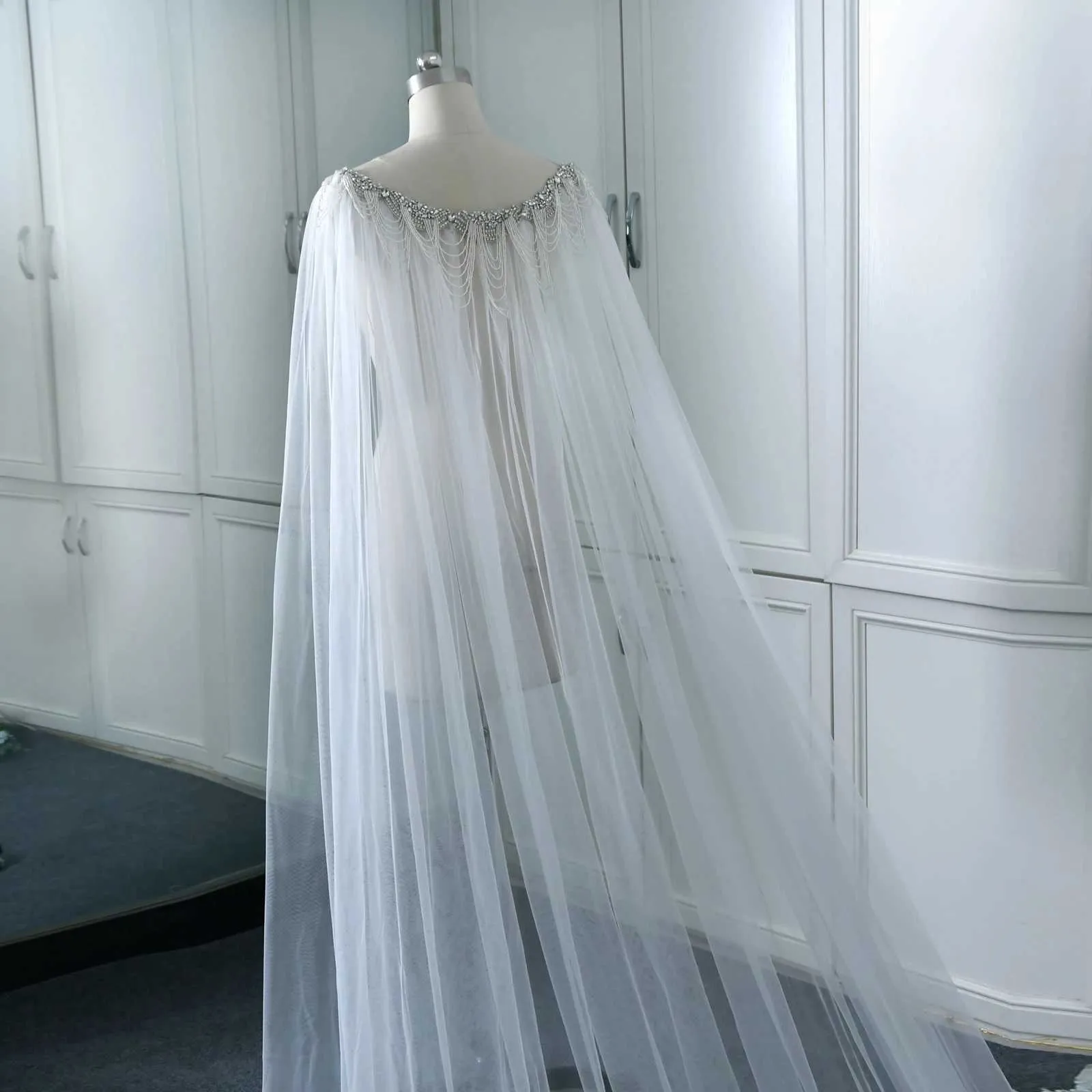 Cappa da sposa perlinata con strass e velo per abito da cerimonia_voghion.com