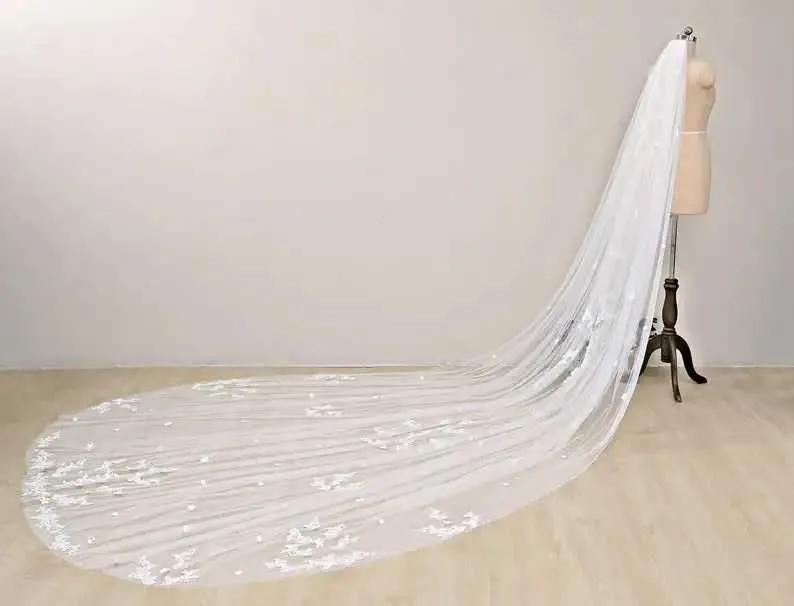 Gioielli per capelli Velo da cattedrale sparsoVeli da sposa applicati in pizzoVelo da cattedrale avorioPizzo mantiglia nuziale cappella bianca_voghion.com