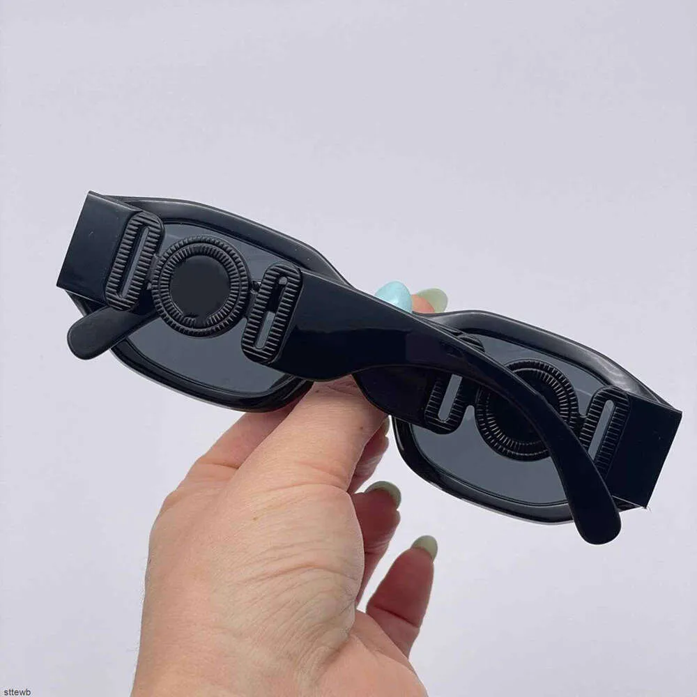 男性と女性のためのホットサングラス夏のスタイルユニセックスサンガラス反ウルトラビオレットレトロシールドレンズプレートフルフレームファッション眼鏡無料パッケージ付き