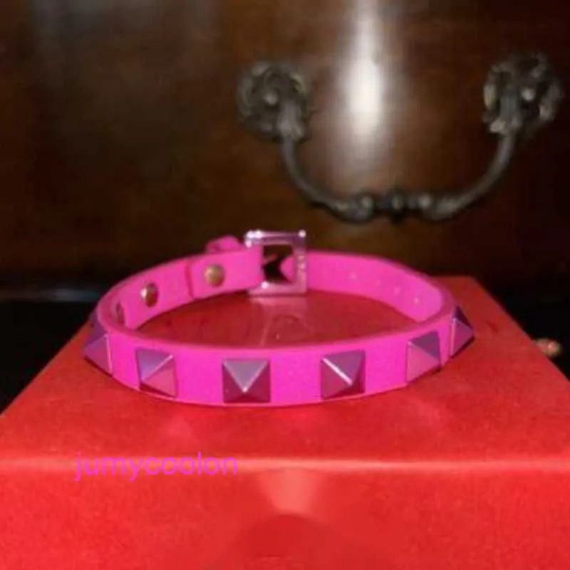Valetno haut de luxe et versions de haute qualité Lettre de créateurs de créateurs Fashion Fashion Caractéristiques des bracelets unisexes pp Pink Stud Limited Sold Out Original 1TO1