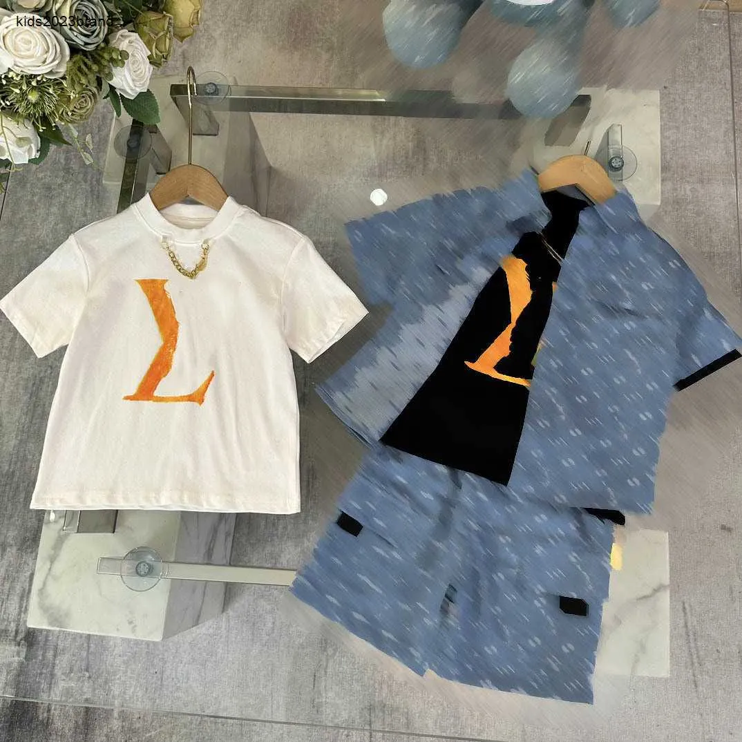 Neue Baby-Tracksuits Kids Designer Kleidung Größe 90-160 cm Metallkettendekoration kurzärmeliges Hemd Rundhals T-Shirt und Denim Shorts 24may