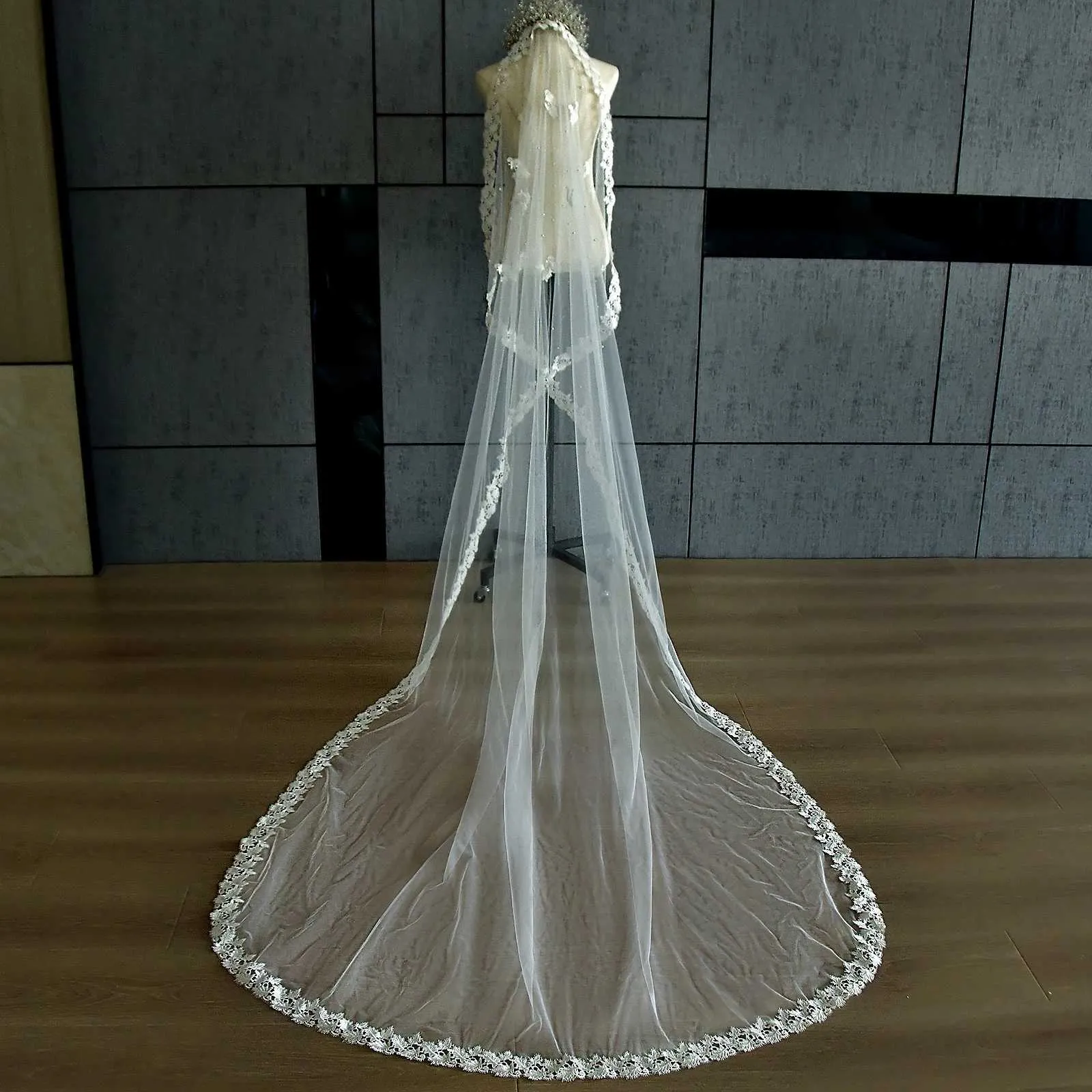 Brautschleier Mit Perlen Und Spitzenapplikation Für Brautfrisur_voghion.com