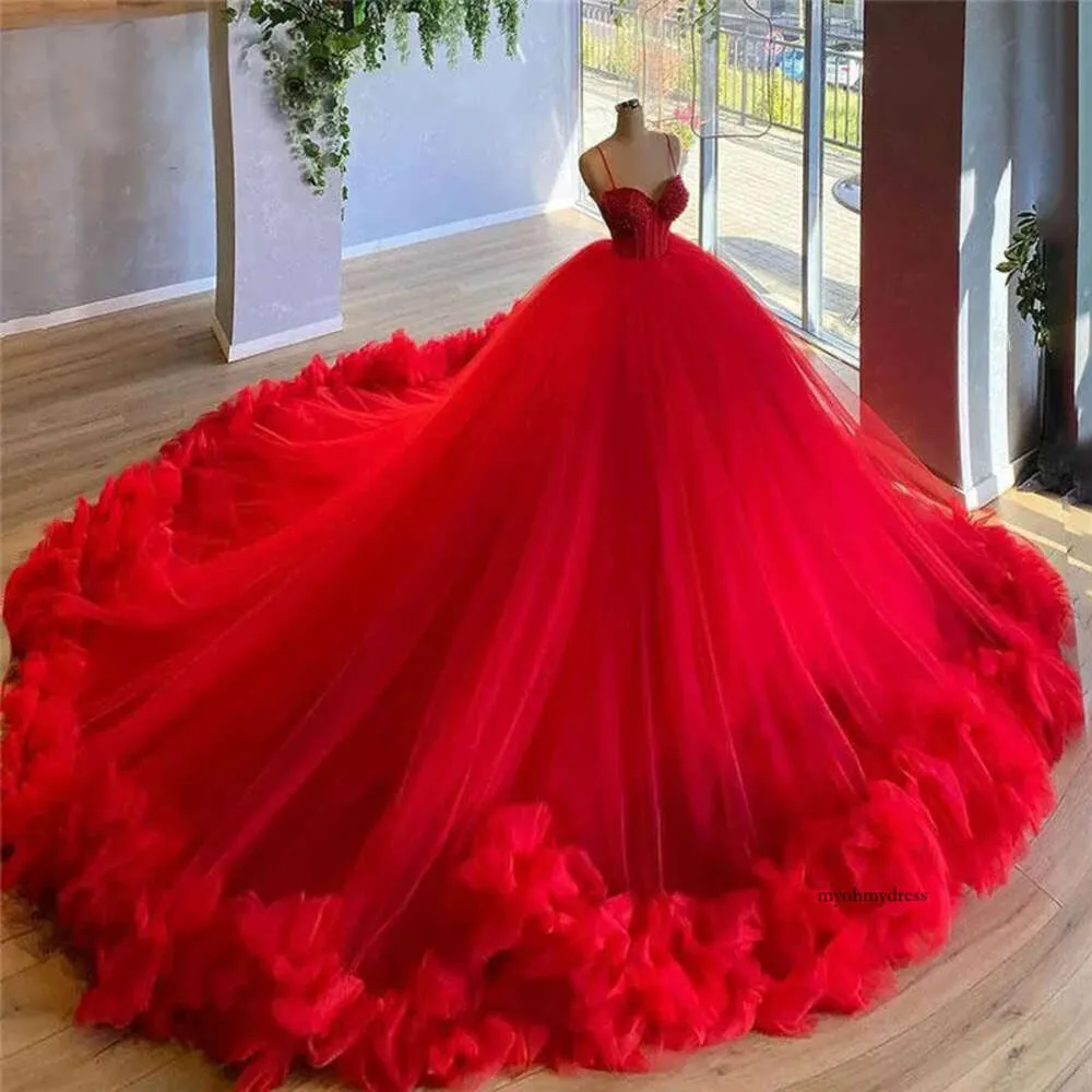 2024 Red Quinceanera Dresses Ball Gown Spaghetti Straps Lace Appliques Crystal Beads Tulle Puffy Ruffles Party Dress Prom Evening Gowns 0513