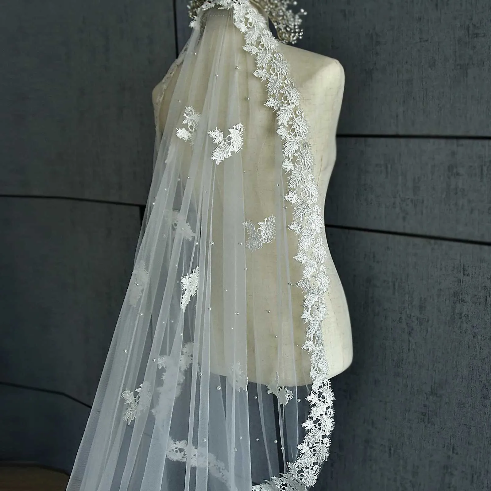Brautschleier Mit Perlen Und Spitzenapplikation Für Brautfrisur_voghion.com