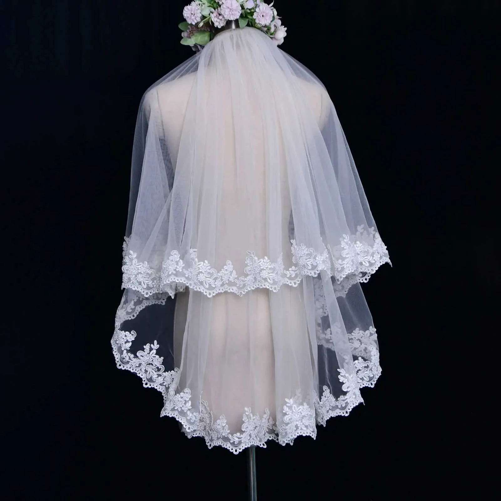 Bijoux de cheveux de mariage V79 Veille de mariage courte Appliques de bord de la dentelle Veaux nuptiaux 2 niveaux en tulle de mantille douce avec peigne accessoires de mariage pour la mariée