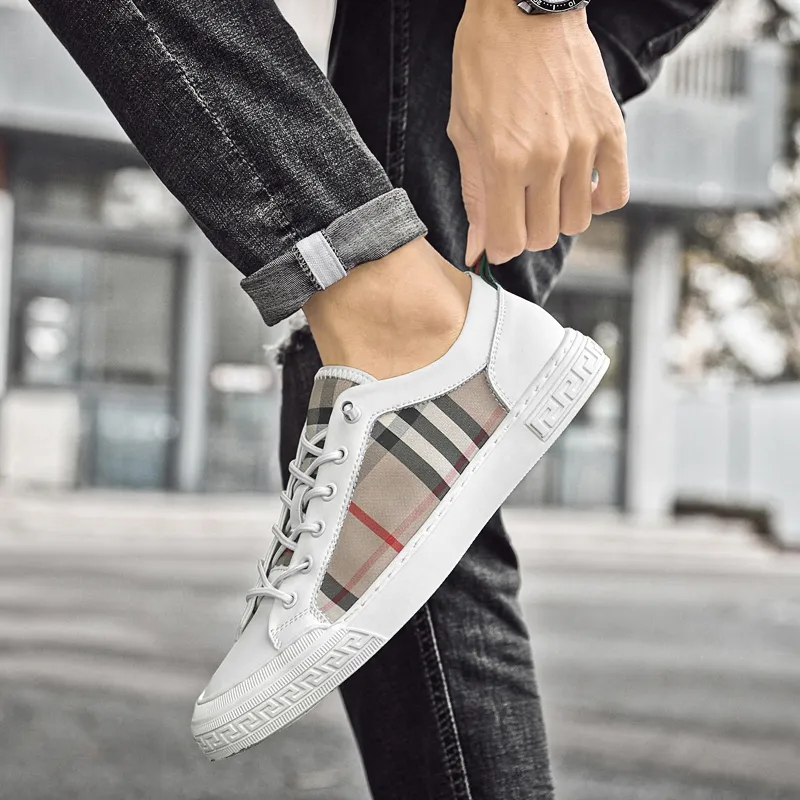 Chaussures de planche pour hommes printemps et été nouvelles petites chaussures blanches pu patchwork plaid tissu de surface à la mode chaussures de sport à la mode