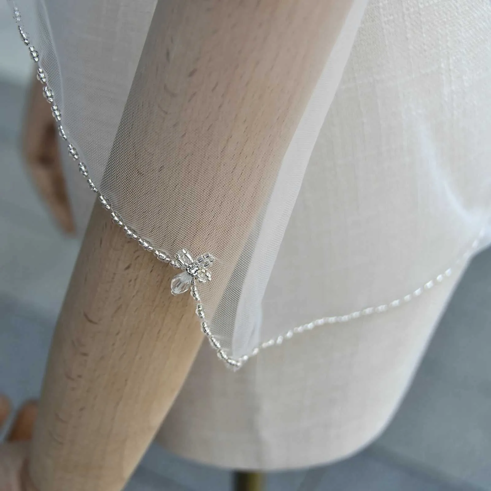 Eleganter Brautschleier Mit Perlen Und Strass Für Brautfrisuren_voghion.com