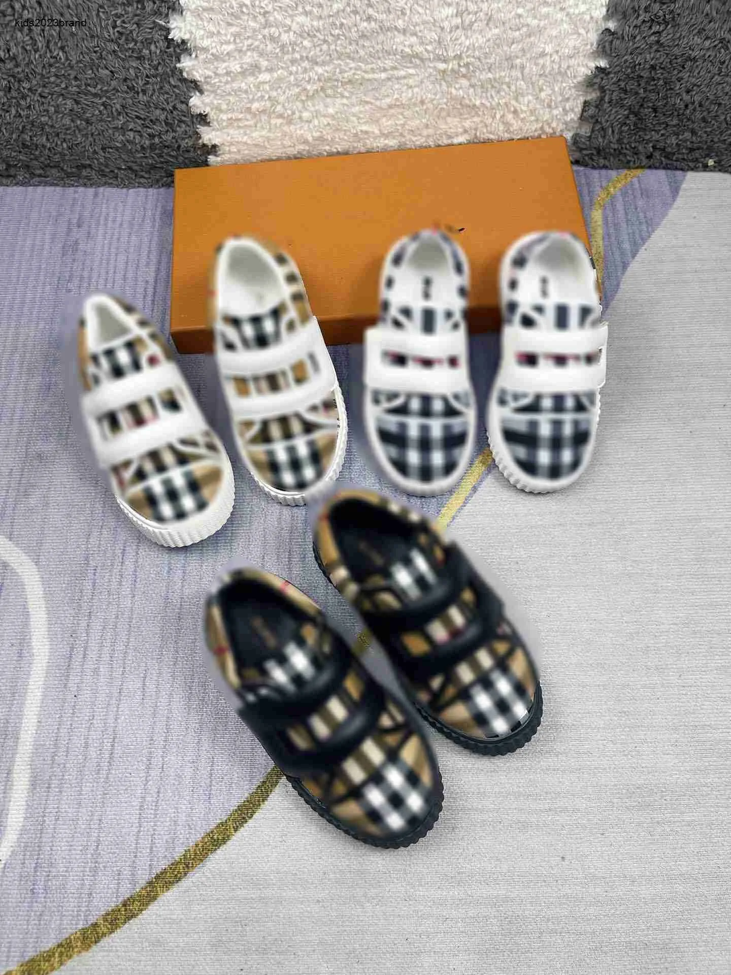 Nowe dzieci trekwiczne Design Cross Stripe Baby Casual Buty Rozmiar 26-35 Opakowanie marki Pasek klamra Pasek Dziewczęta Boys Designer Buty 24 May