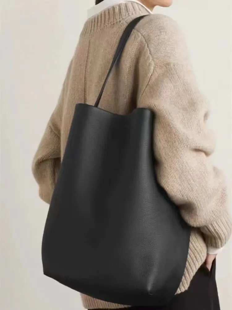 Designer Baghe Row Bag äkta läder stor kapacitet minimalistisk design fredlig och naturlig rese crossbody väska crossbody väska axelväskor hink väska 10a väska