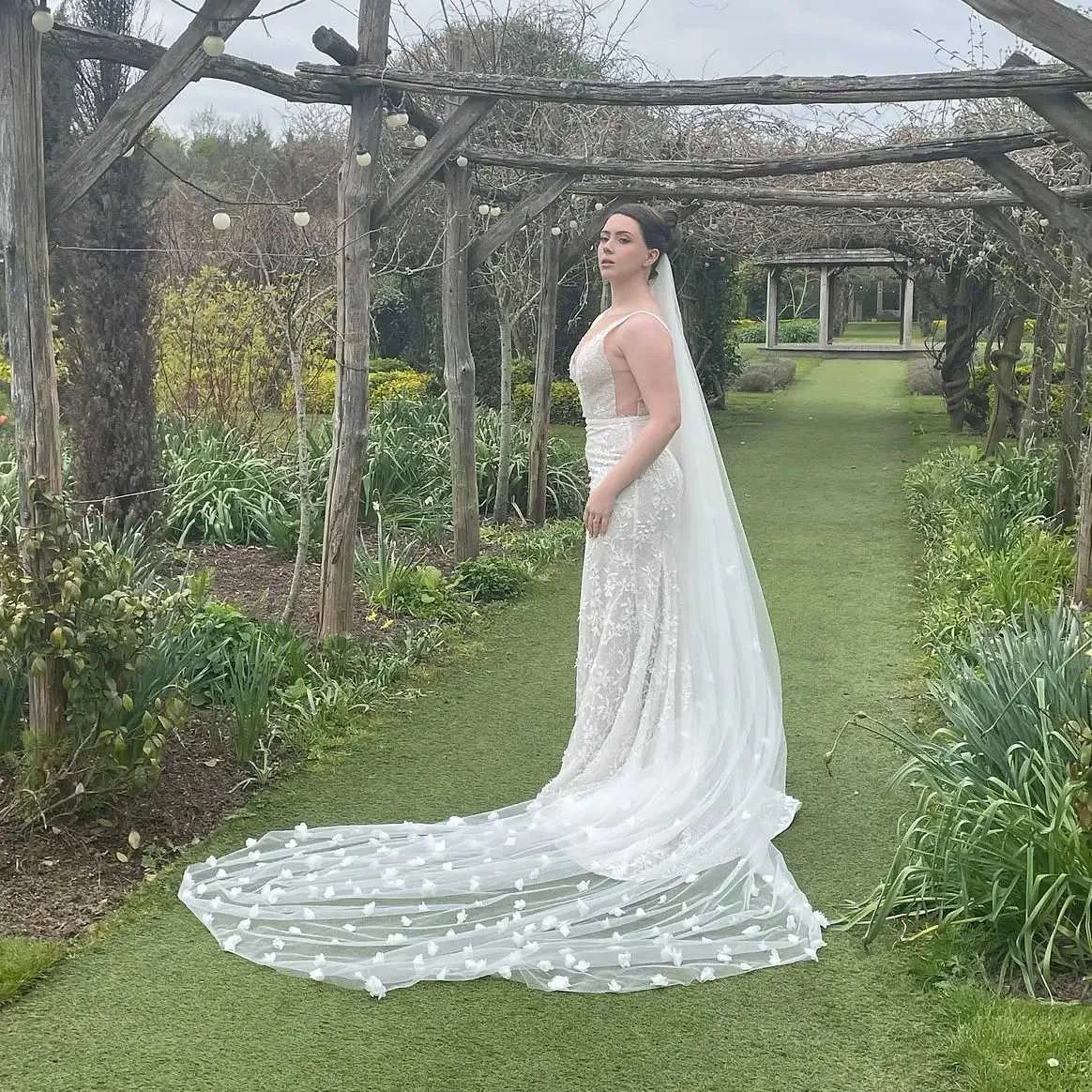 Gioielli per capelli V20s Un livello con fiori in tessuto Sparsi pizzo applique floreale Velo da sposa Fiore in organza 3D su sposa_voghion.com