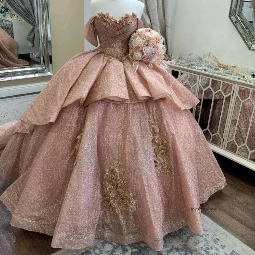 2024 Sexy rose or paillettes en dentelle quinceanera robes de bal robe de bal sur les paillettes épaules appliques perles à la main de la main de fête de fête gonflée robes de soirée 0513