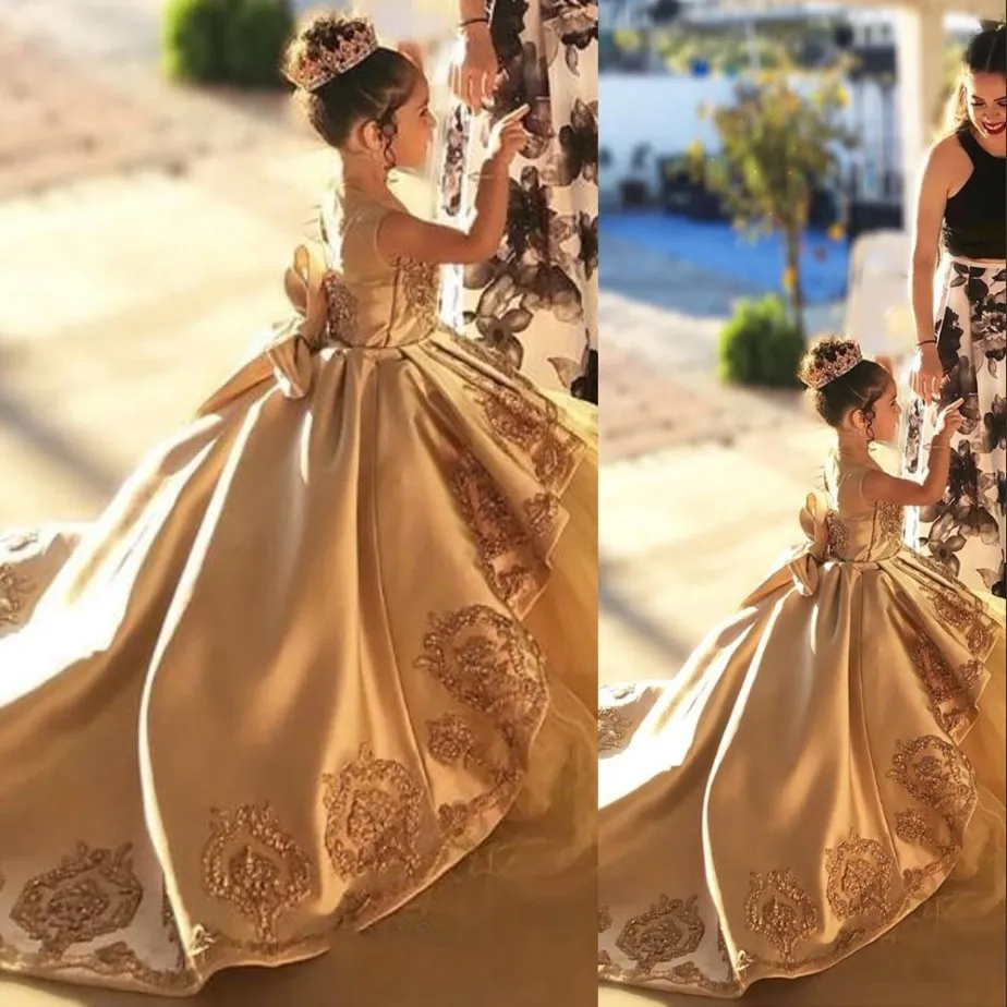 2021 Gold Lace Crystal Beads Girls Pageant Dresses لحضور حفلات الزفاف عن الرقبة مع القوس جونيور فتاة رسمية فستان Prom Prom Complels 3259