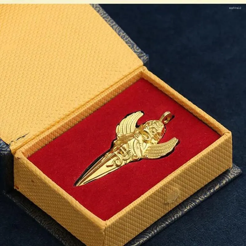 装飾的な置物4.7cmゴールド翼鳥の純粋な銅ペンダントクリエイティブゴールドカラーカービングクロスバジュラハンギング祝福