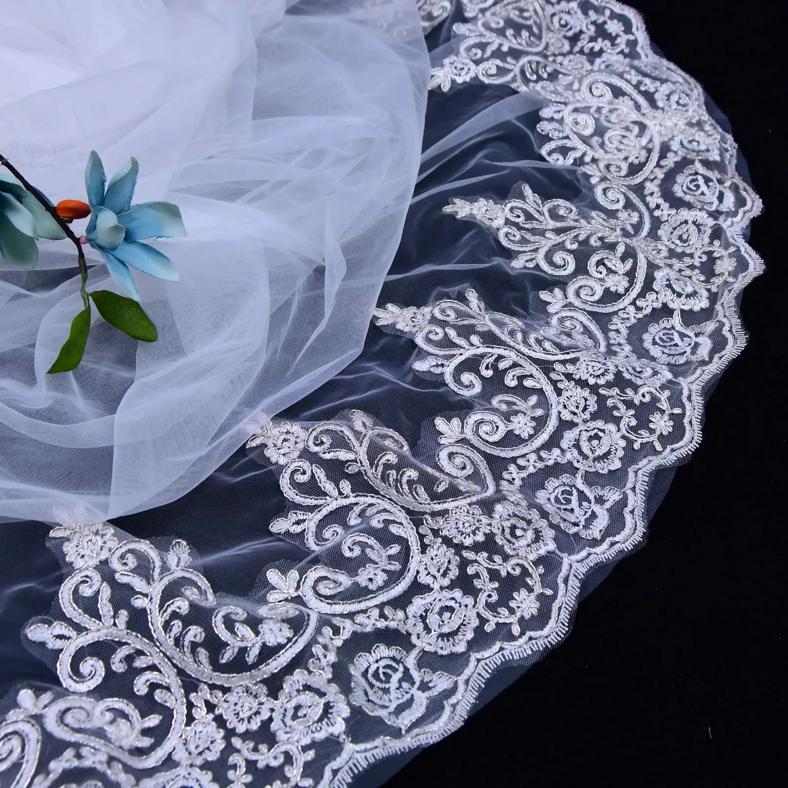 Vlasové šperky V70 Dlouhý závoj s krajkovým okrajem Aplikace Svatební závoj 1 úroveň Měkký tyl s hřebenem Svatební doplňky pro nevěstu_voghion.com