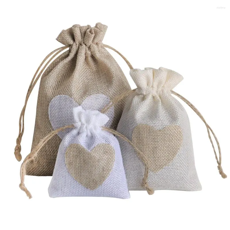 Sachets de bijoux 10pcs / lot motif coeur Sacs de jute de lin 8x10 10x14 13x18cm d'anniversaire de Noël de Noël de jumerie de juge de jugement