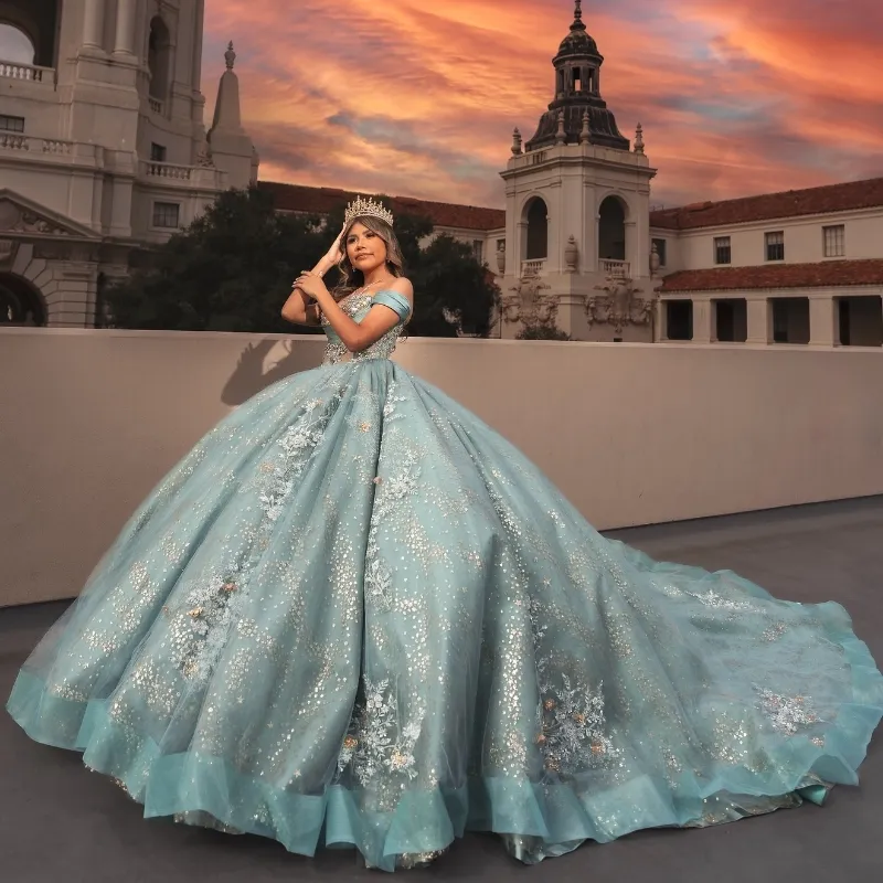 Aqua Blue Shiny Princess Ball klänning Charmig Quinceanera klänning Klassisk applikationspetspärlor Tull Sweet 16 Dress Vestidos de 15 Anos