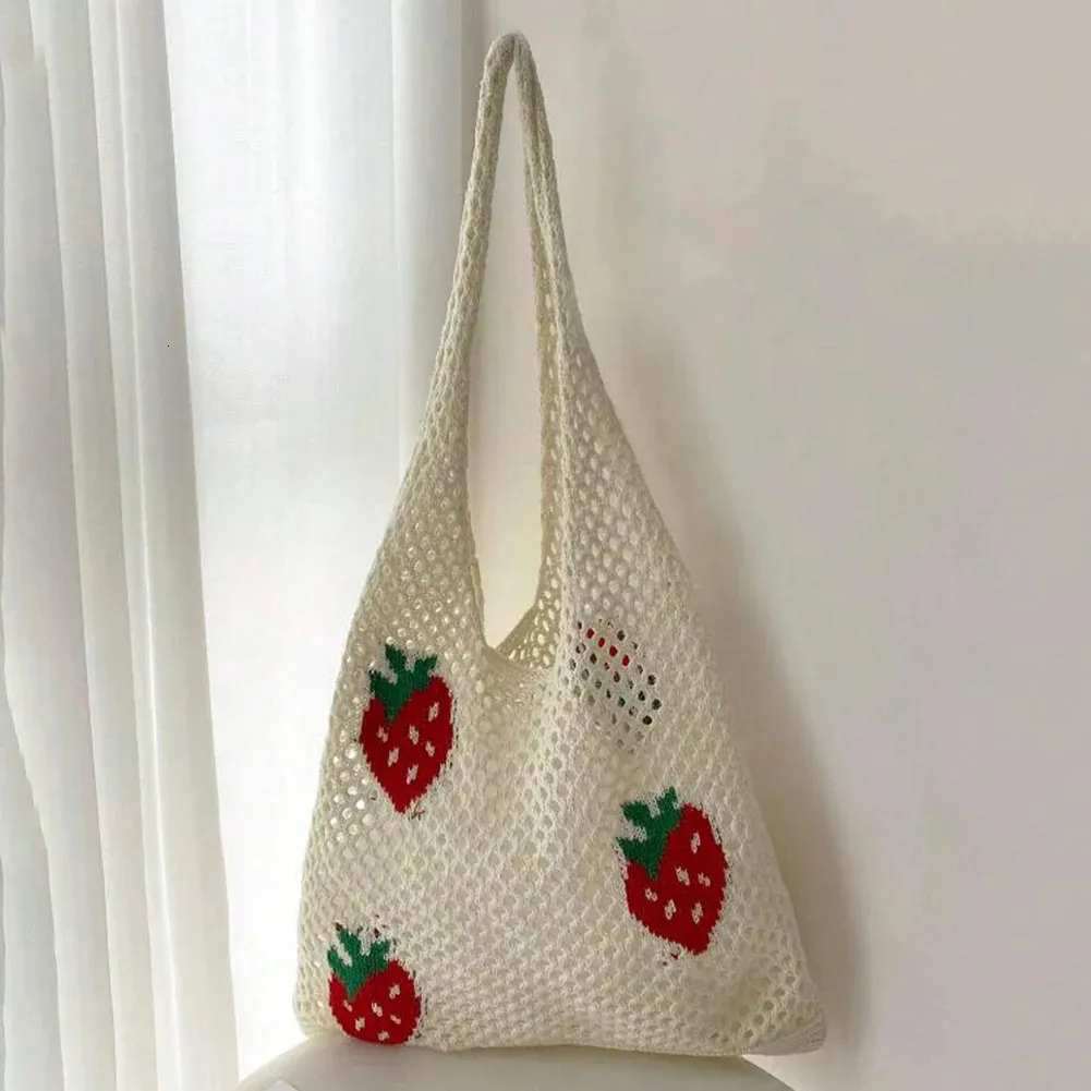 Kvinnor stor kapacitet axelväska Stylish Strawberry Cherry Mönster virkning av tygväska All-Match Bag Söt Fanny Pack Sticking Bag 240504
