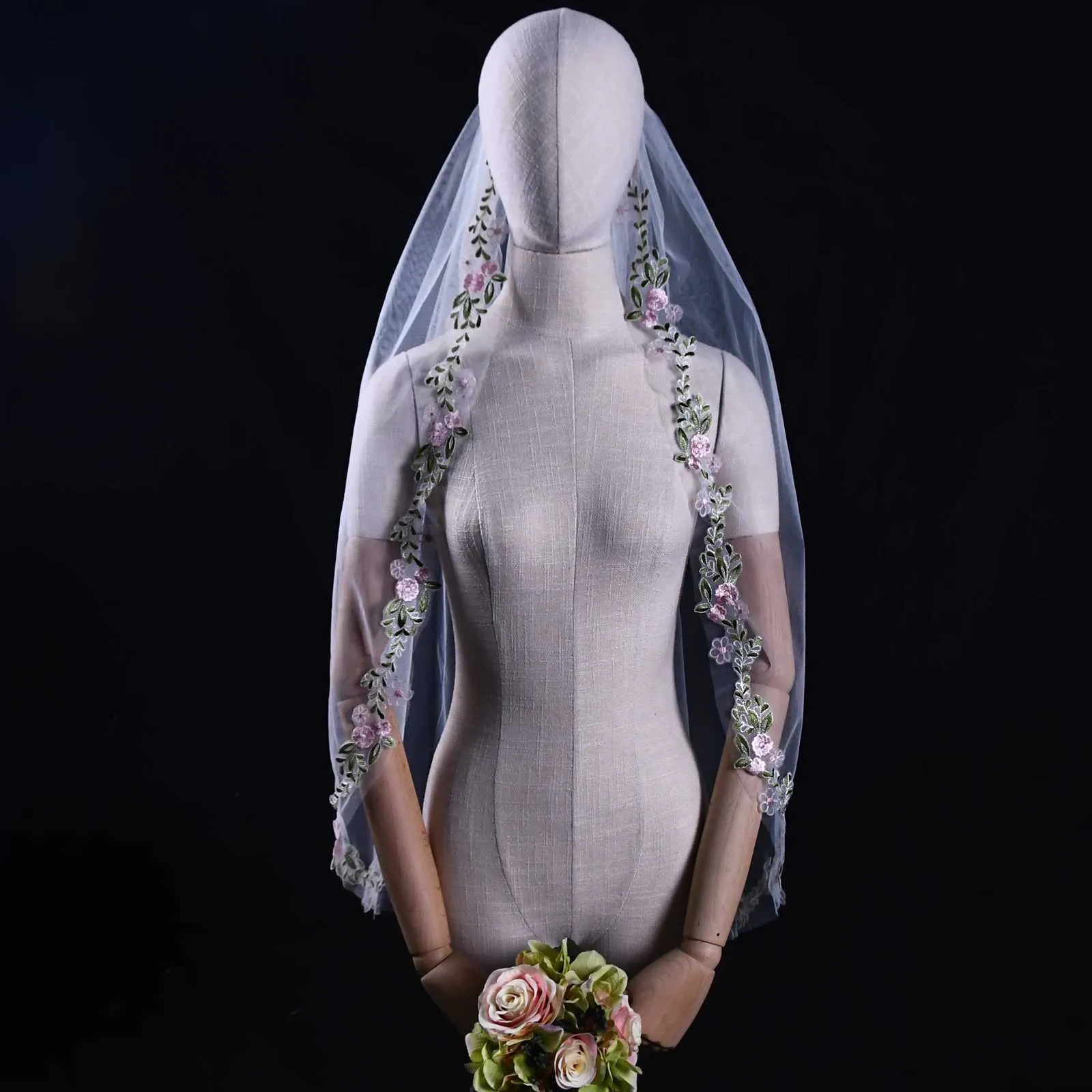 Bridal Veil With Comb Elegant Lace Edge 1-tier Fingertip Wedding_voghion.com