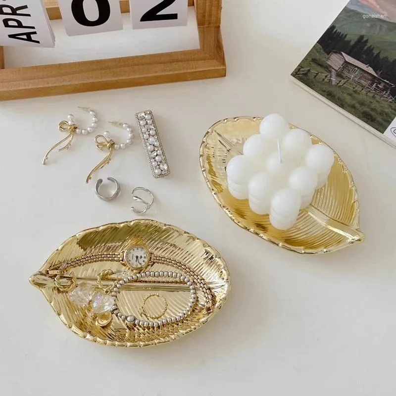 Dekorativa figurer Keramiska förvaringstillbehörsbrickor smycken örhängen ringer skål Nordiskt gyllene kaffebryggtesa tallrik skrivbord prydnad