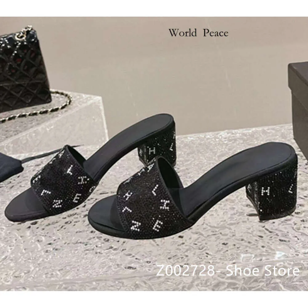 Chanells Shoe Luxury Designer Chaussures plates Chanells Sandale Brand Chaussures Eau Diamond Bow Upper Fashion Marque Chanelsandals Anti Slip and Sexy Beach Tong-Flops 800 8136