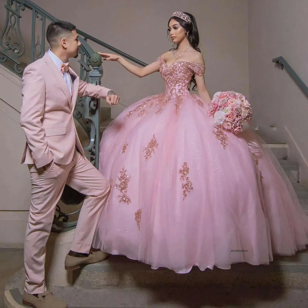 2024 Różowe sukienki Quinceanera suknia balowa z ramion różowe złoto cekinowe koronki koraliki koraliki z krótkim rękawem sukienka na imprezę PROM SZUNCJE