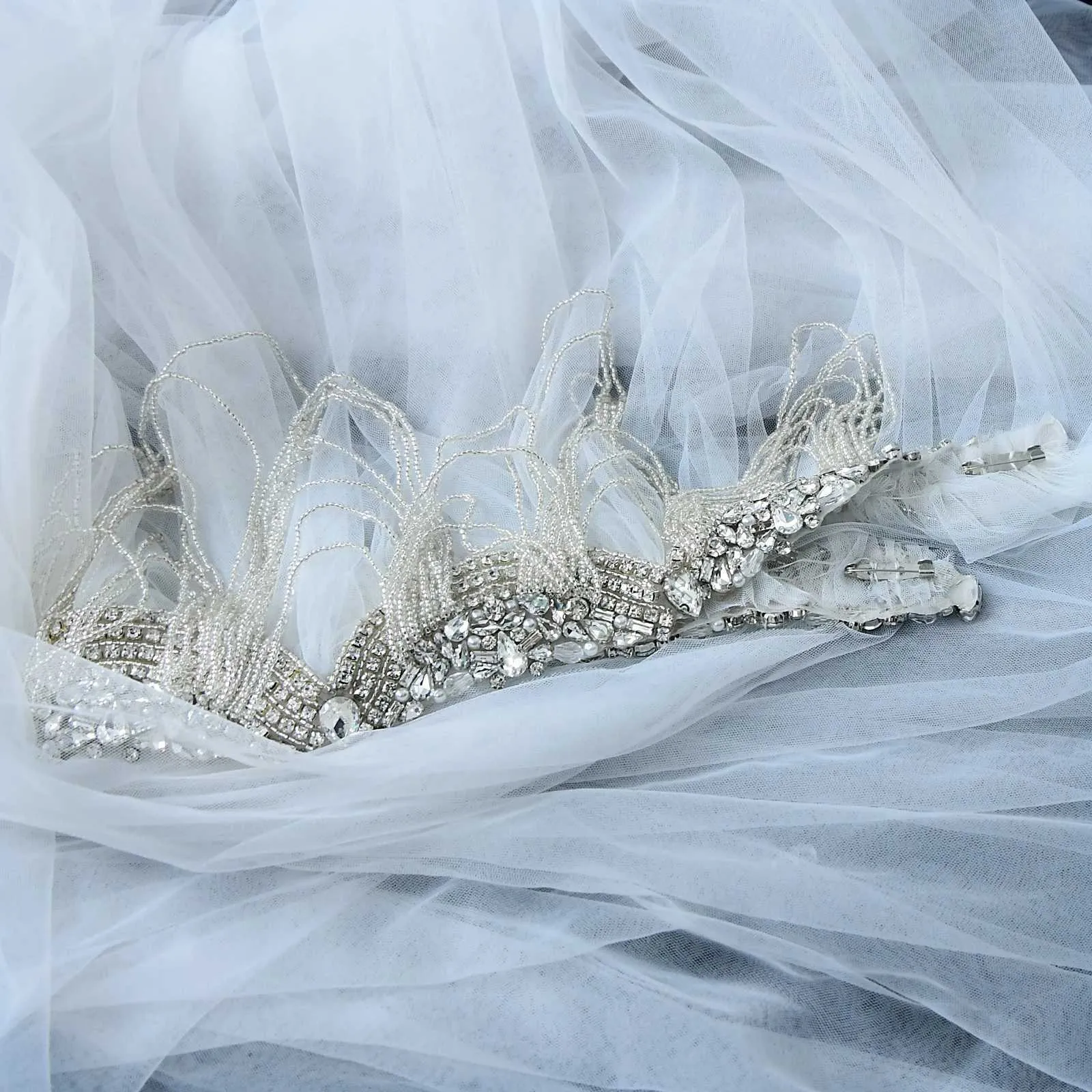 Cappa da sposa perlinata con strass e velo per abito da cerimonia_voghion.com