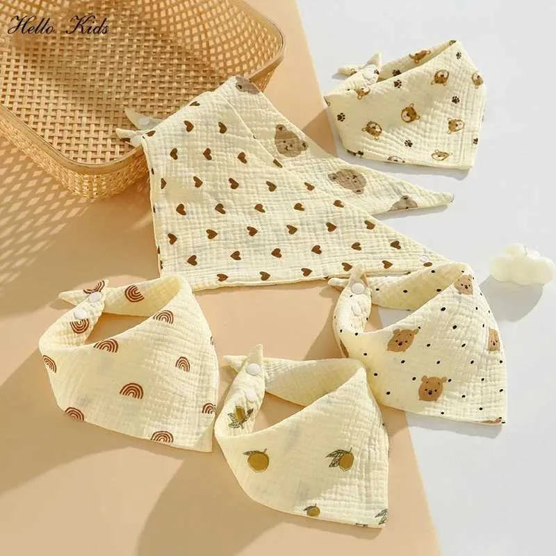 Bibs Burp Cloth Baby Triangle Bib Pure Cotton Taliva 수건은 신생아 두건 스카프 귀여운 만화 곰 인쇄 아기 수유 버프 직물 D240513에 적합합니다.