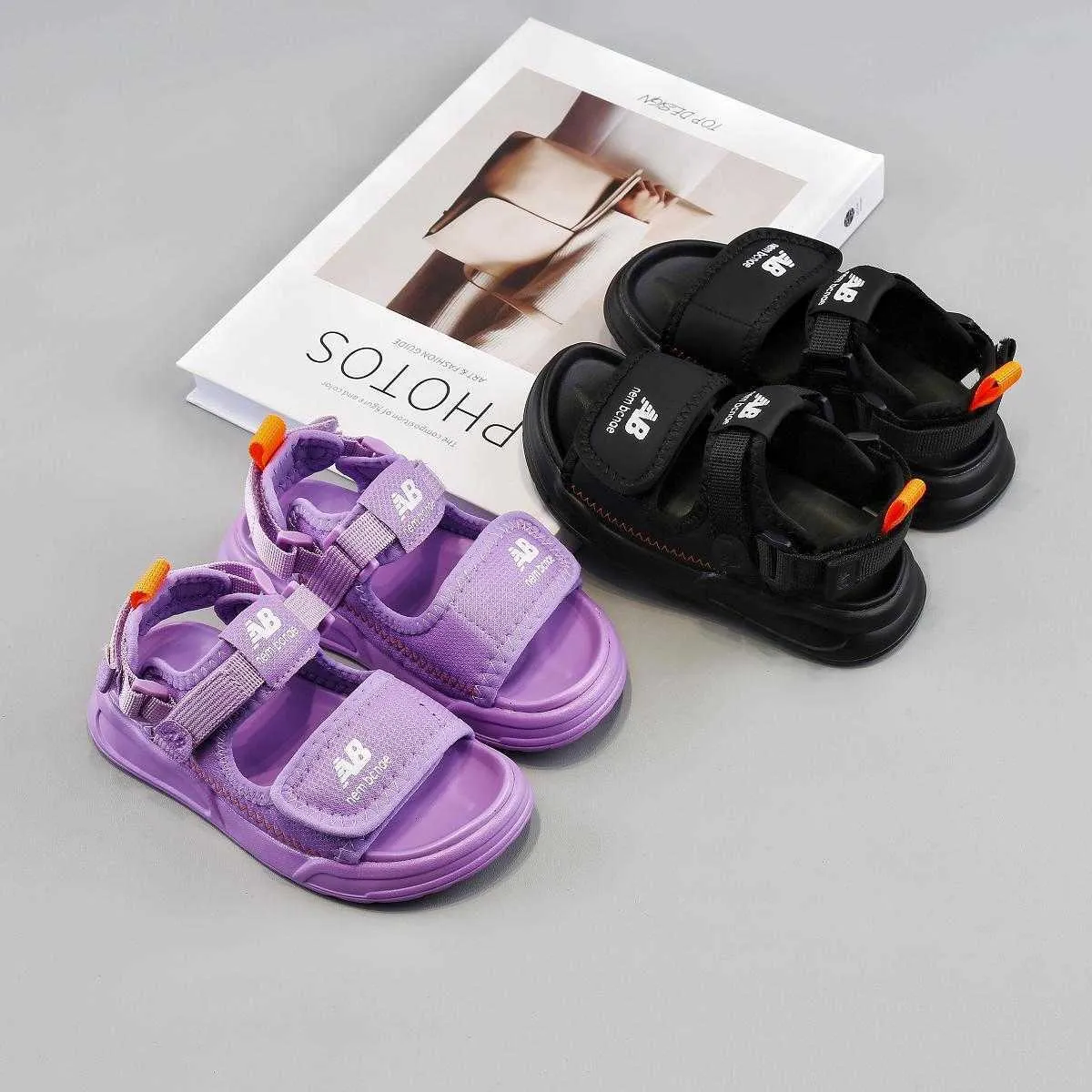 Sandals Childrens Beach schoenen 2023 Zomer nieuwe meisjes zachte zool sport Koreaanse editie jongens baby non -slip H240513