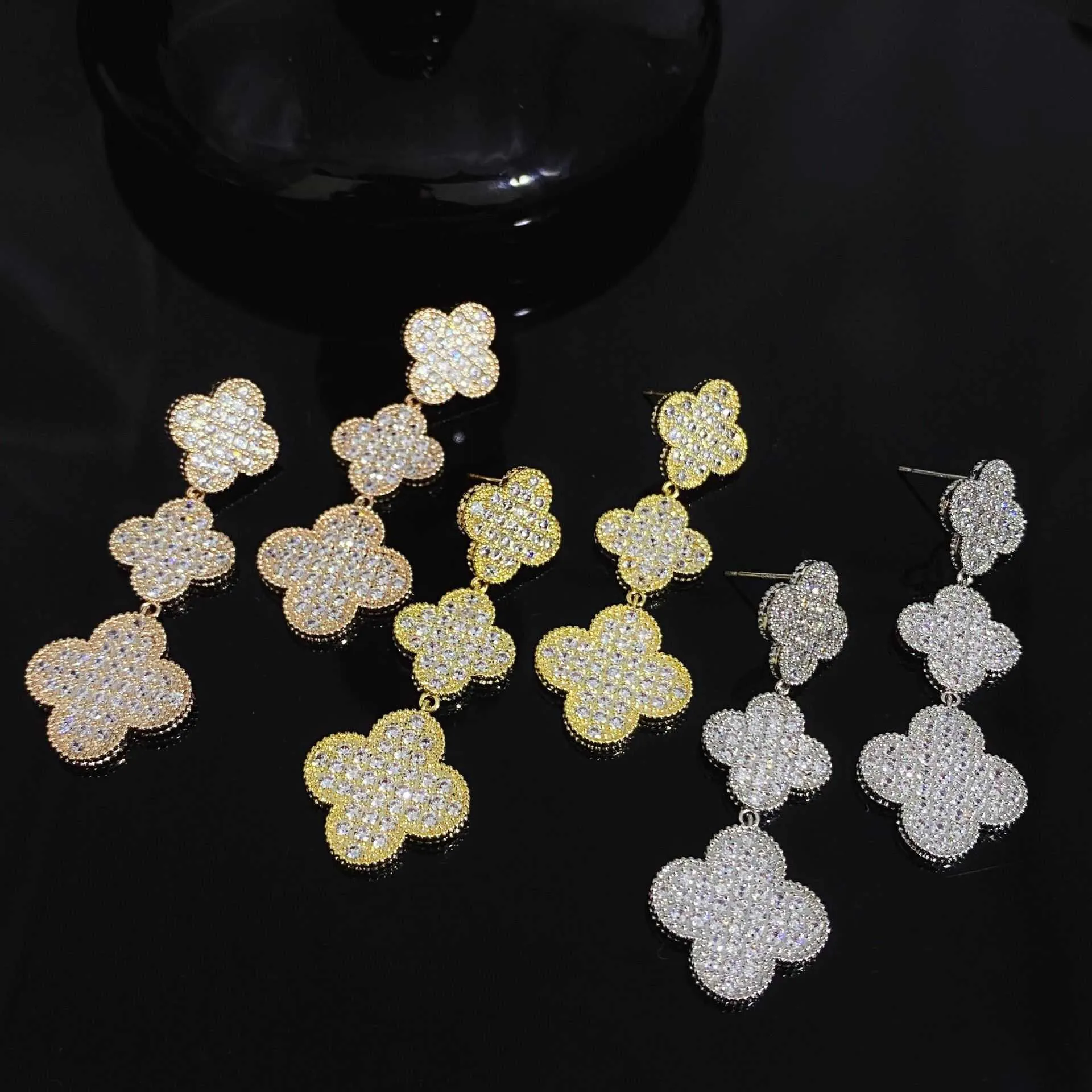 Modeexperter rekommenderar smyckenörhängen Ljus lyxig highend tofs Fyra bladblommor utsökt och mångsidig design fashionabla med vanliga vanlig örhängen