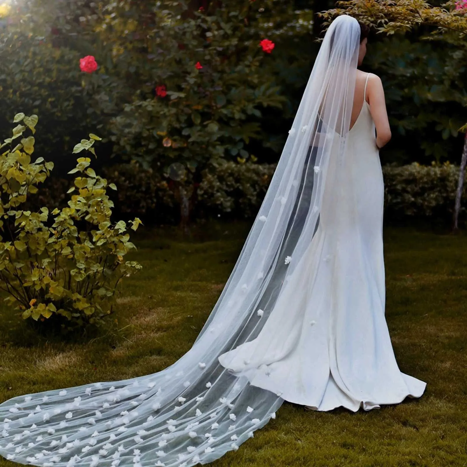 Gioielli per capelli V20s Un livello con fiori in tessuto Sparsi pizzo applique floreale Velo da sposa Fiore in organza 3D su sposa_voghion.com