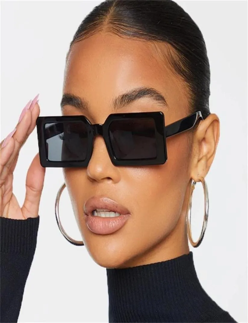 Occhiali da sole Designer di lusso Black Square Women Men 2022 Trendy Piccolo rettangolo Sun occhiali da sole per femmine Extetics Extetics Glasse3259012