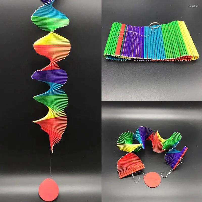 Dekorative Figuren farbenfrohe verdrehte Regenbogenwind -Chime Haltbares Holzmaterial für Kindergartengartendekor ideale Klassenzimmer und landschaftlich reizvoll