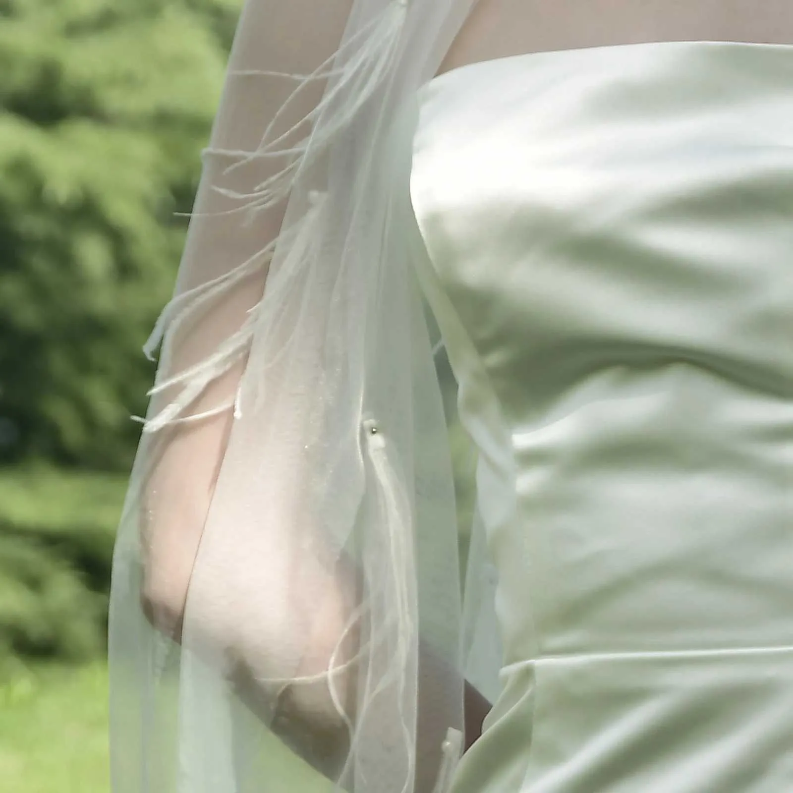 Brautschleier Mit Perlen Und Federn Aus Tüll Für Die Hochzeit_voghion.com