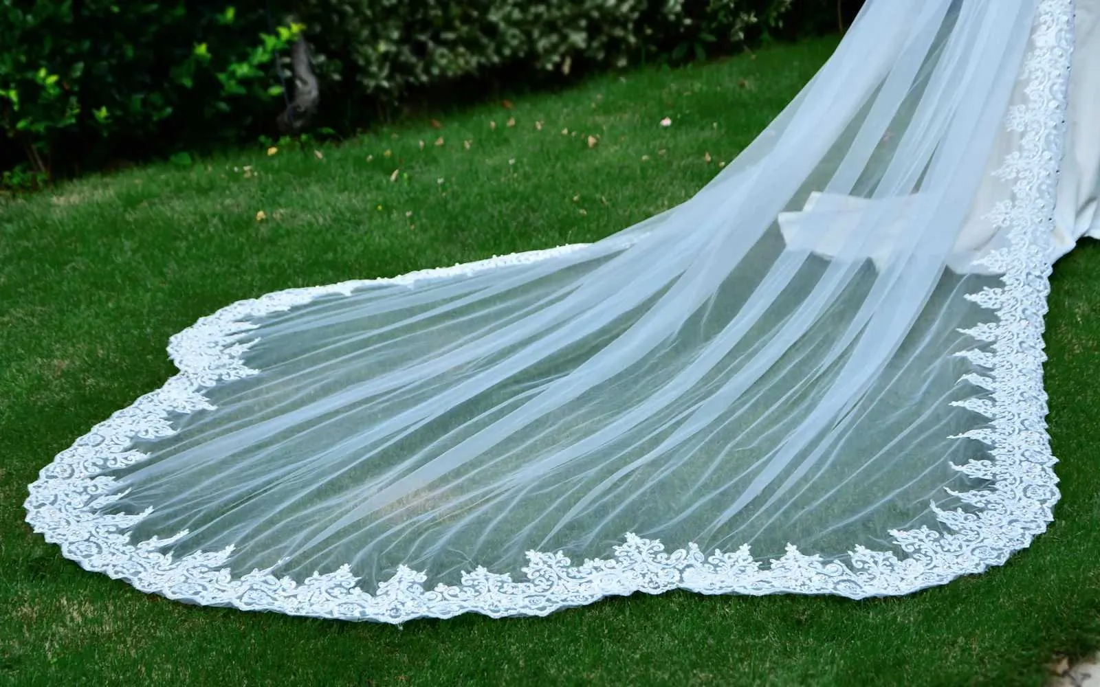 Hair Jewelry V153 Bridal Veils Long Cathedral Veil 1 Tier 3M Lace Appliques Scalloped Edge Mantilla Tulle Wedding_voghion.com