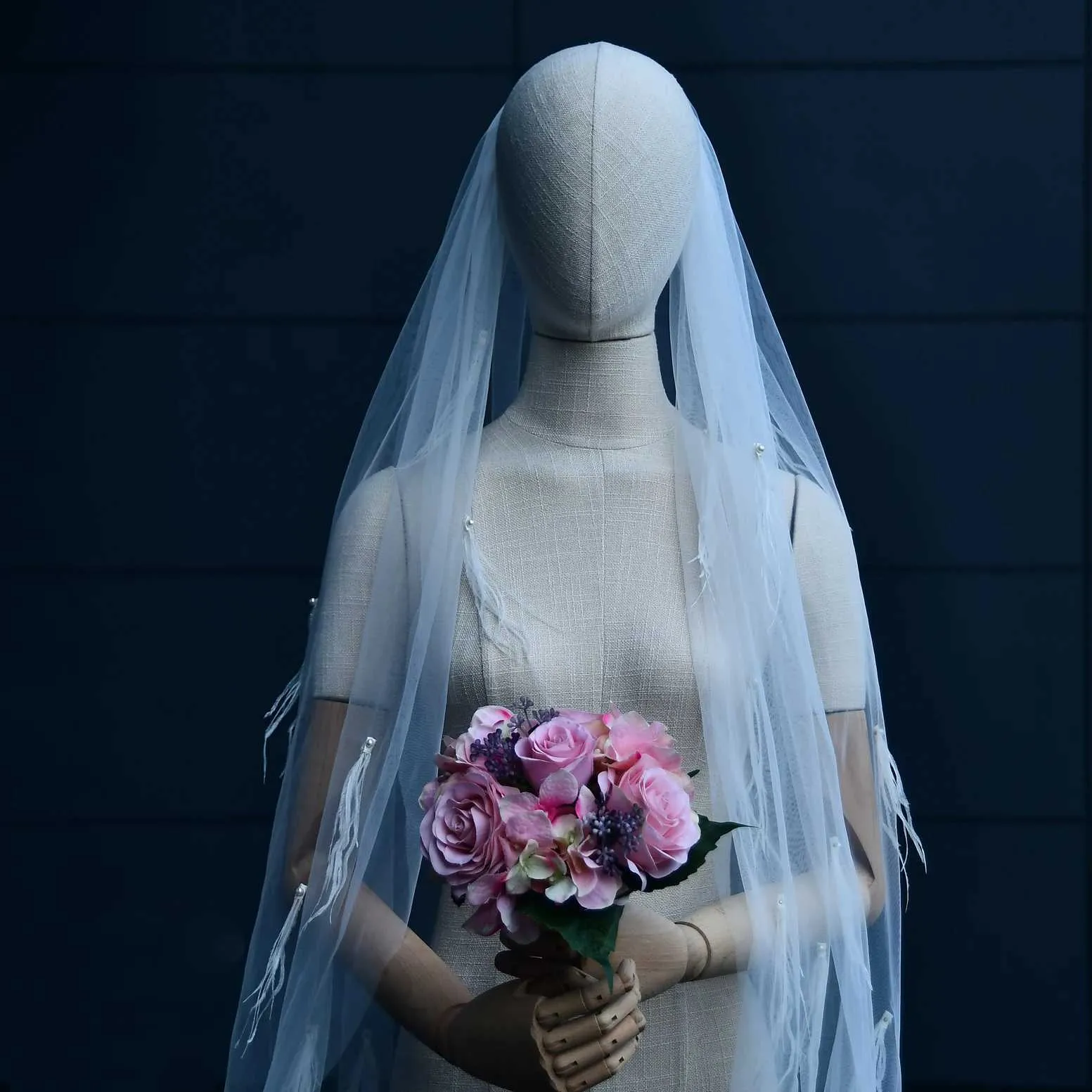 Brautschleier Mit Perlen Und Federn Aus Tüll Für Die Hochzeit_voghion.com