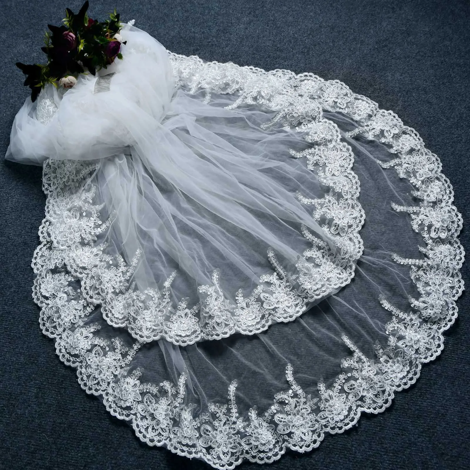 Langer Kathedralen Brautschleier Mit Spitzenbesatz Und Blusher_voghion.com