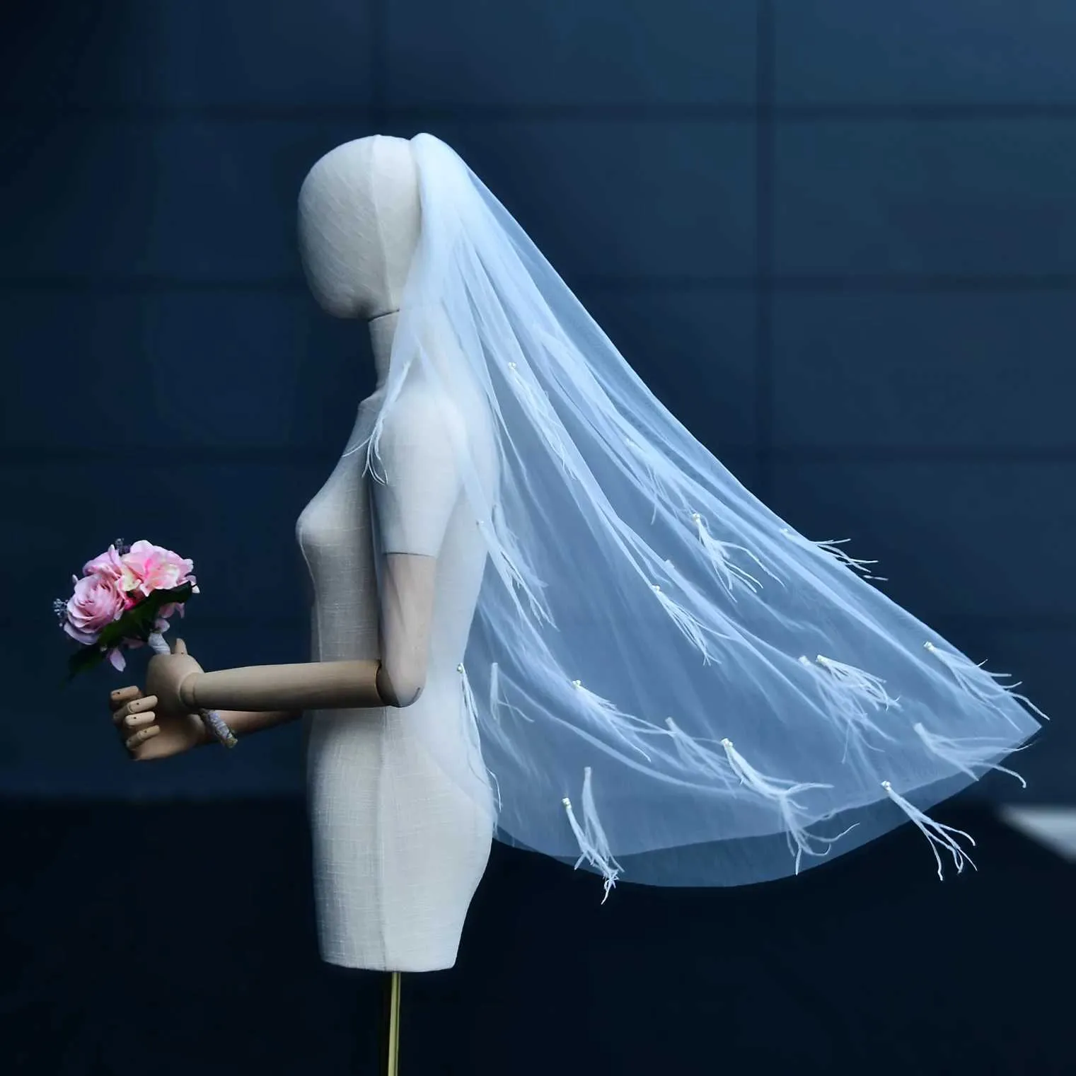 Brautschleier Mit Perlen Und Federn Aus Tüll Für Die Hochzeit_voghion.com