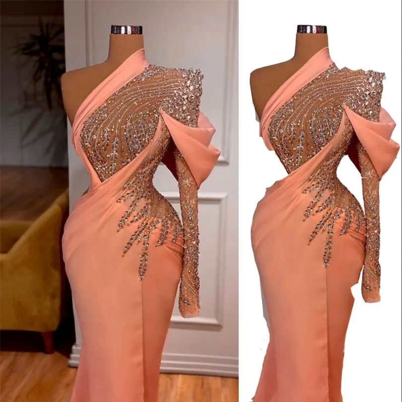 2023 Арабские сексуальные персиковые выпускные платья одно плечо иллюзия с длинными рукавами хрустальные бусины шифоновые русалка вечернее платье.