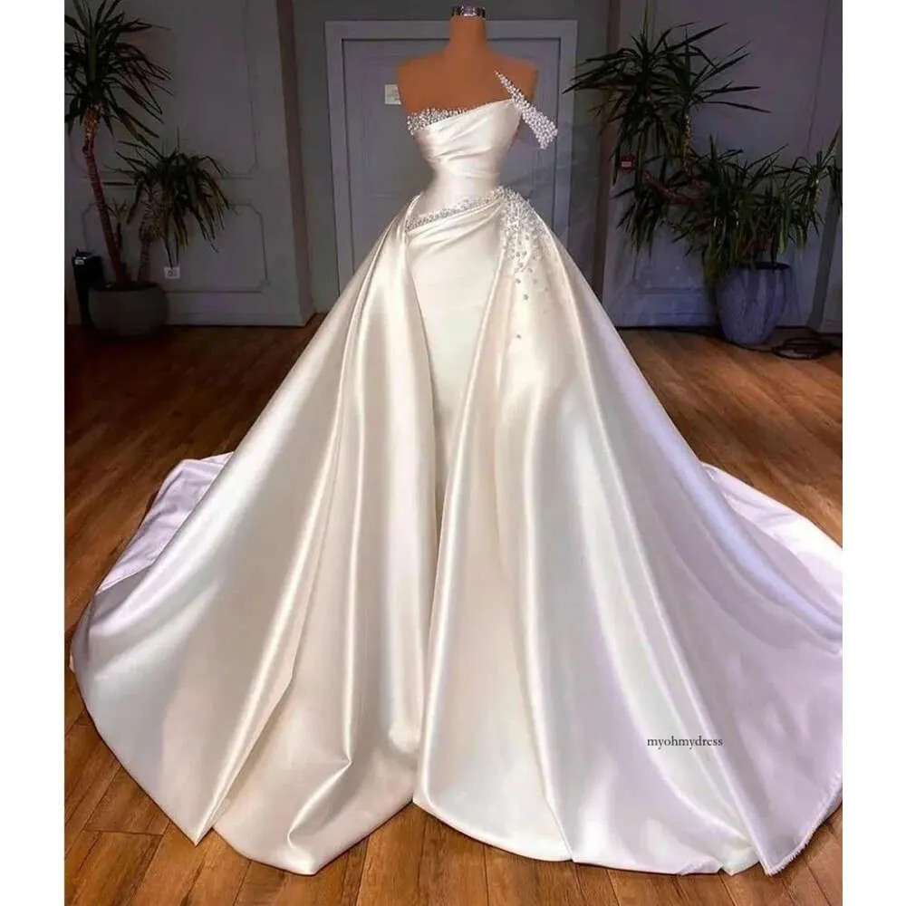 2024 Vintage Satin Church Robe Elegant One épaule Illusion Perles perles Overskirts Mariage Bride Robes Blanc A Line Arabe Dubai Vestido de Noiva 0513